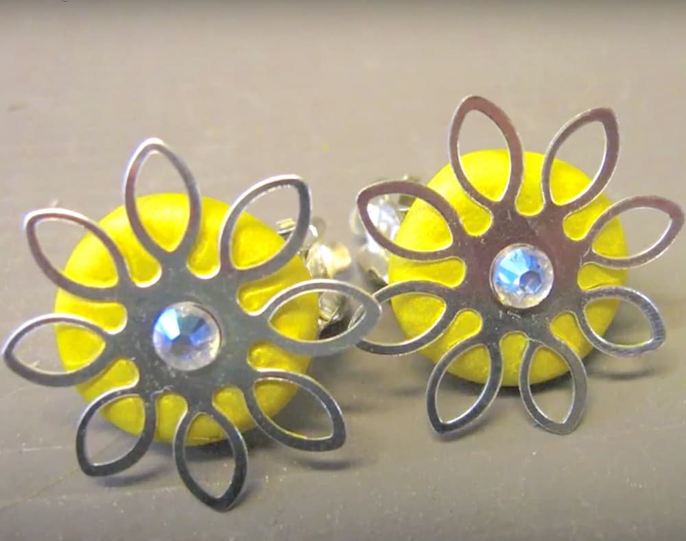 DIY jewerly looks like daisy earrings or sunburst earrings