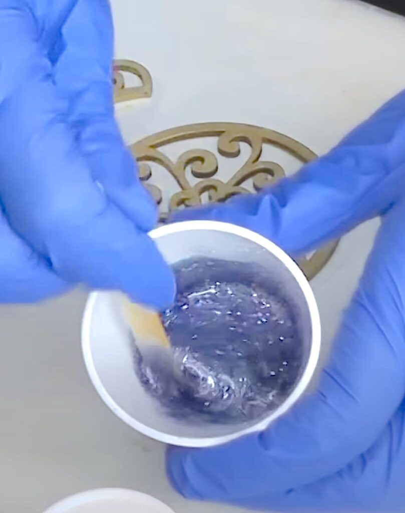 Mixing blue glitter in resin