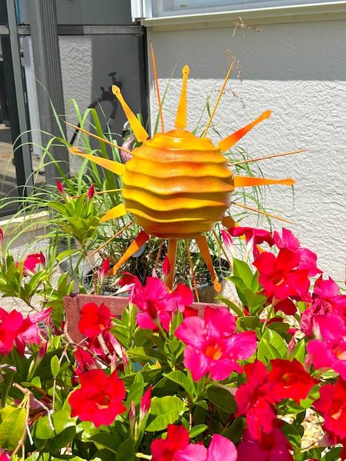 finished yard art sun in the flower pot