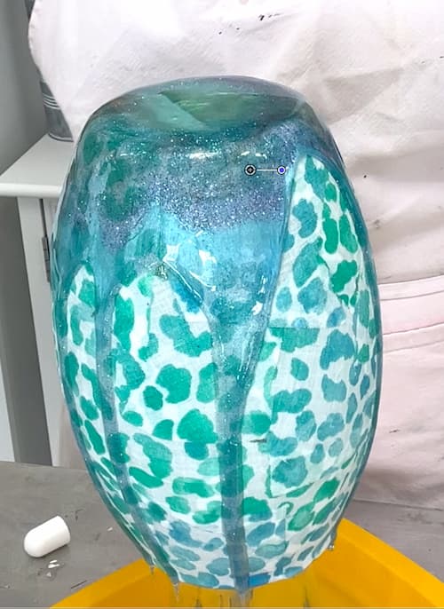 how to reuse and old shirt | Pouring resin on a vase made with a repurposed old shirt